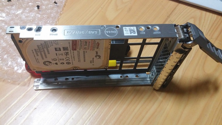 install 2.5 hdd with dell 3.5 hdd caddy.jpg
