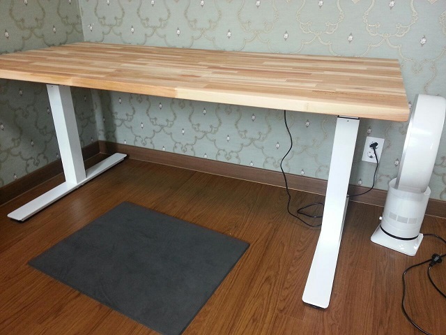 adjust_desk_1.jpg