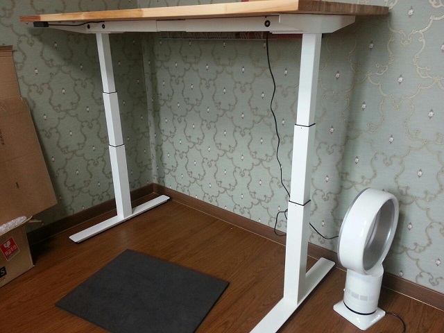 adjust_desk_3.jpg