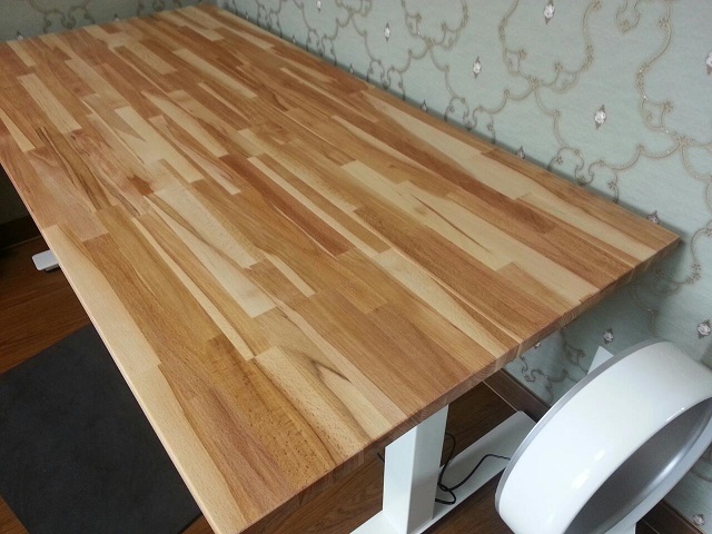 adjust_desk_2.jpg